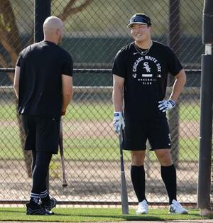 　練習の合間に談笑するホワイトソックス・村上＝グレンデール（共同）