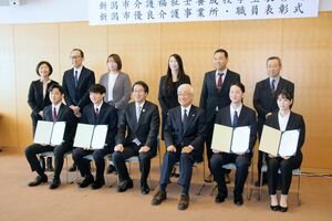 介護の未来を担う生徒や現場で活躍する介護職員らが参加した表彰式=新潟市中央区鐘木