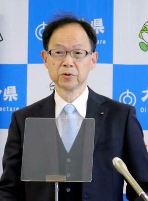 記者会見する大分県の佐藤樹一郎知事=23日午後、大分県庁