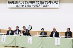 「地域の会」の情報共有会議で発言する花角英世知事(左)と地元首長ら=11月8日、柏崎市