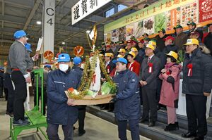 宝船が次々と競り落とされた初競り＝５日、新潟市江南区の市中央卸売市場