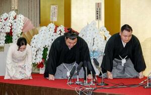大関昇進の伝達を受ける霧島(中央)。右は音羽山親方=25日午前、堺市