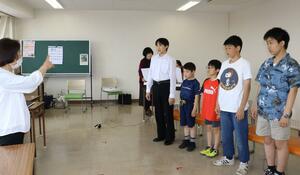 練習に励む新潟少年合唱団のメンバー=新潟市中央区蒲原町