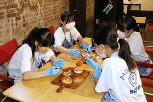 創作ハンバーガーを試作する第三中学校の生徒=三条市仲之町
