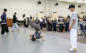 ダンスバトルが行われ、歓声が上がった新潟県ブレイキン協会の設立祝賀会=11月4日、新潟市中央区