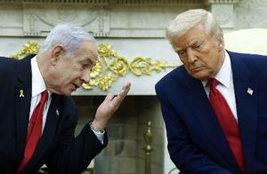 トランプ米大統領(右)と言葉を交わすイスラエルのネタニヤフ首相=4月7日、ワシントン(ゲッティ=共同)