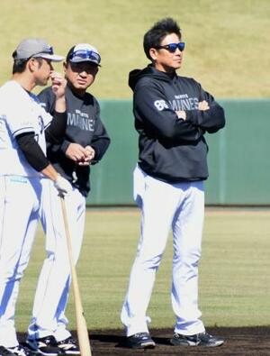 スタートした秋季キャンプで練習を見守るロッテのサブロー監督(右)=29日、宮崎県都城市