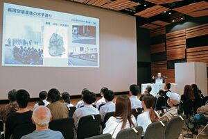 長岡空襲直後の街の様子を収めた写真に関する講話=アオーレ長岡