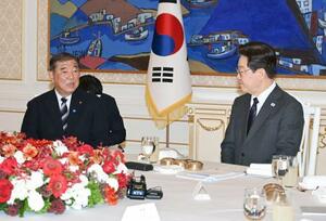 8日、韓国大統領府で会談する石破茂前首相(左)と李在明大統領(共同)