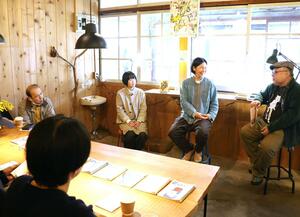 地域雑誌の魅力や制作の背景などを語ったトークイベント=佐渡市羽茂大崎