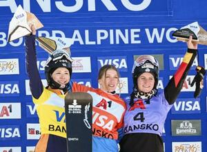 　女子パラレル大回転で２位となり、表彰式で笑顔を見せる三木つばき（左）＝バンスコ（共同）