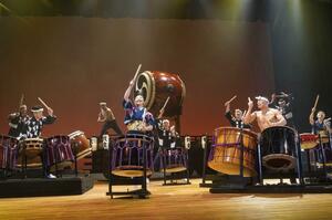 迫力ある演奏で観客を魅了した、鼓童の４５周年記念公演＝佐渡市中原（鼓童提供）