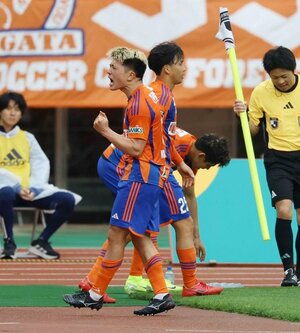湘南戦の後半、小見洋太がシュートを決め2-1=ビッグスワン