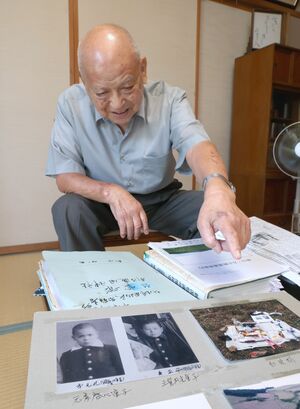 満州で弟2人を亡くした小出公司さん。開拓団集団自決の現地で冥福を祈った=新潟市中央区