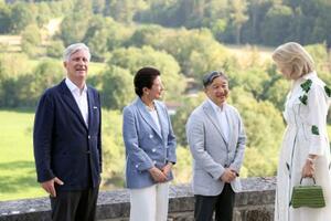 滞在しているシエルニョン城でフィリップ国王夫妻と懇談される天皇、皇后両陛下=21日、ベルギー・ウイエ(代表撮影・共同)