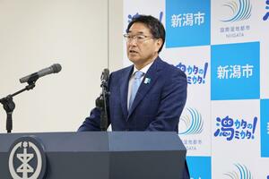 定例記者会見に臨む中原八一市長＝２１日、新潟市役所