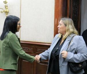 　握手を交わすベネズエラのロドリゲス暫定大統領（左）と欧州連合（ＥＵ）の代表＝１２日、カラカス（ロイター＝共同）