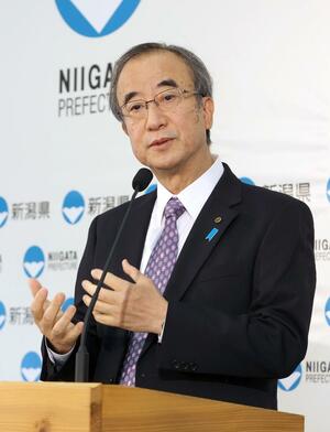 定例会見で質問に答える花角英世知事=5月22日、県庁