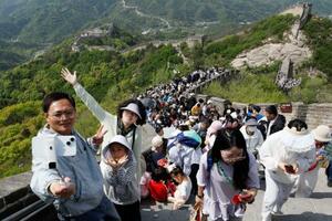 労働節に伴う大型連休中に万里の長城を訪れた大勢の観光客=1日、北京(共同)