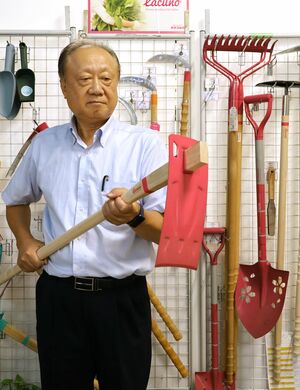 自社製品の農具を福島県大熊町の農業者らに寄贈したカネコ総業の金子昇さん=三条市大面