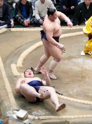 義ノ富士が上手投げで大の里を破る=両国国技館