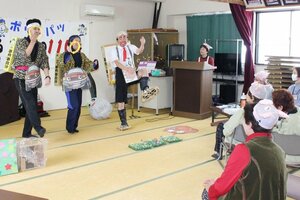 愉快な寸劇で笑いを誘いつつ詐欺への用心を訴える「モ〜劇団」＝１９日、小千谷市上ノ山２