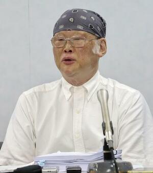 9月、記者会見する神戸学院大の上脇博之教授=大阪市北区