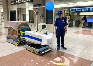 JR東海が実証試験で公開した、重量物を自動搬送するロボットの試作機=24日午前、名古屋駅
