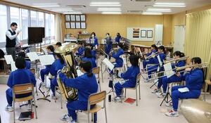 演奏会の練習に励む出演校の一つ、岩室中の吹奏楽部員ら=新潟市西蒲区西中