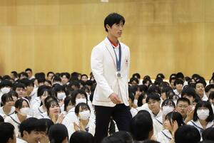 パリ五輪の銀メダルを胸に母校を訪れた古俣聖選手=8月30日、新潟市中央区
