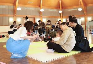 バリアフリーな環境で親子らがプロの生演奏を楽しんだおんがくワークショップ＝24日、新潟市中央区