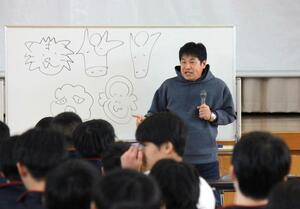 人権講演会で寄り添うことの大切さを説く「絆創膏の会」代表の大湾昇さん=妙高市の新井中