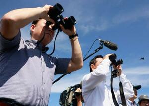 米空母艦載機による陸上離着陸訓練を視察する山口県の村岡嗣政知事(右)と岩国市の福田良彦市長=19日午後、山口県岩国市