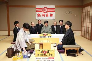 第49期棋王戦第3局で相対する藤井聡太棋王(左)と伊藤匠七段=2024年3月3日、新潟市中央区の新潟グランドホテル
