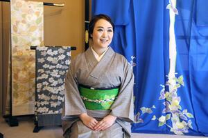 着物の魅力について語る大嶋美樹子さん=新潟市江南区