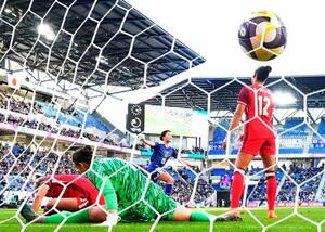 　日本―カナダ　前半、先制ゴールを決め、駆け出す谷川（中央奥）＝ピーススタジアムｂｙＳｏｆｔＢａｎｋ