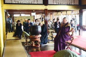 戦死者を悼み、不戦の誓いを新たにした関興寺の戦没者追悼式=南魚沼市上野