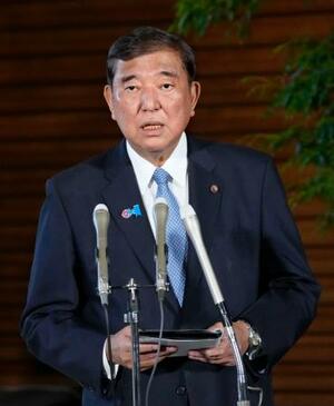 記者団の取材に応じる石破首相。今秋の経済対策策定を表明した=5日午後、首相官邸