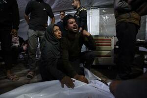 　２日、イスラエル軍の攻撃による犠牲者を悼む人たち＝ガザ北部ガザ市（ゲッティ＝共同）