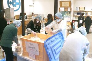 酒かすの詰め放題などが行われた今代司酒造の年末感謝祭＝２８日、新潟市中央区