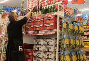 量販店のビール売り場=3月、東京都大田区