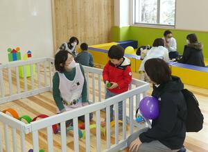 こむすびルームで遊ぶ子どもたち=1月11日、新潟市中央区の県立図書館