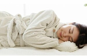 「おうち時間が変わる」人気の“着る毛布”を紹介