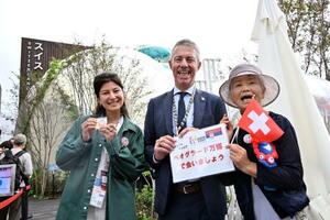 スイス館を訪れた「万博おばあちゃん」として知られる山田外美代さん(右)=13日午前、大阪市此花区の夢洲
