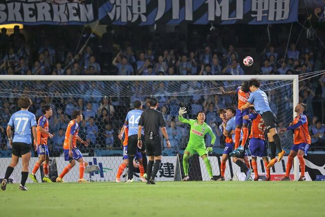 川崎－新潟　後半、ゴール前で守る新潟の選手たち＝Ｕ等々力（写真映像部・富山翼）