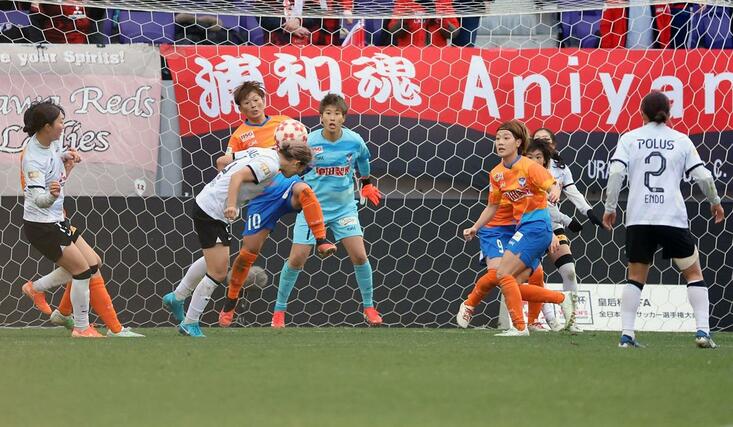 新潟Ｌ－三菱重工浦和　延長前半、ゴールを守る新潟Ｌの選手たち＝広島市