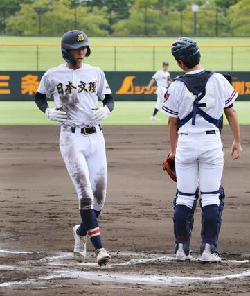 日本文理－新潟第一　１回日本文理無死一、二塁、齋藤開道の適時打で本塁を踏む走者の立山慧＝９月１１日、三条市パールスタ