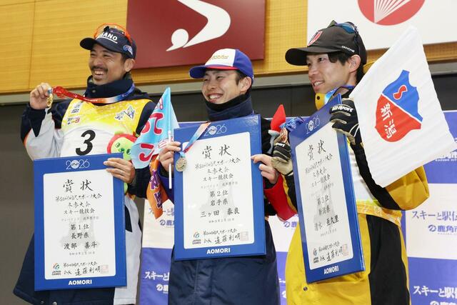 成年男子Ｂで３位となり、表彰台で笑顔を見せる清水亜久里（右・日本ビール）＝秋田県鹿角市