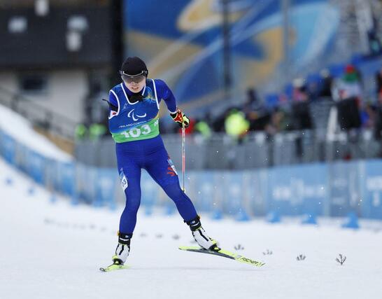 女子２０キロ立位　ゴールする出来島桃子＝テーゼロ（共同）