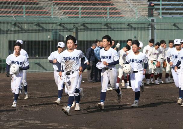 新潟商に敗れ引き上げる六日町ナイン＝柏崎市佐藤池球場